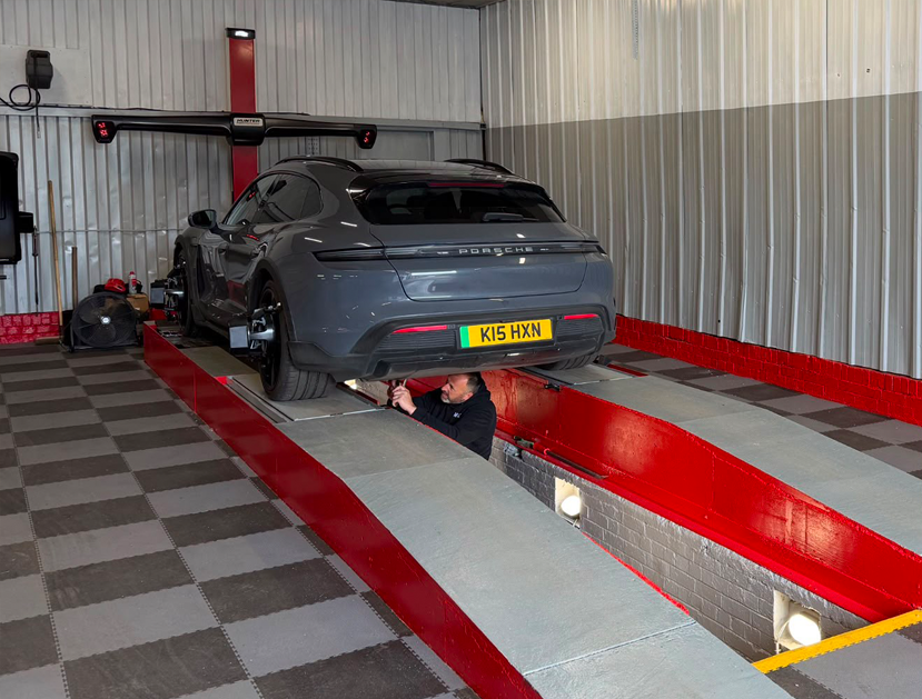 Hunter wheel alignment machine at MZ Motors Corby